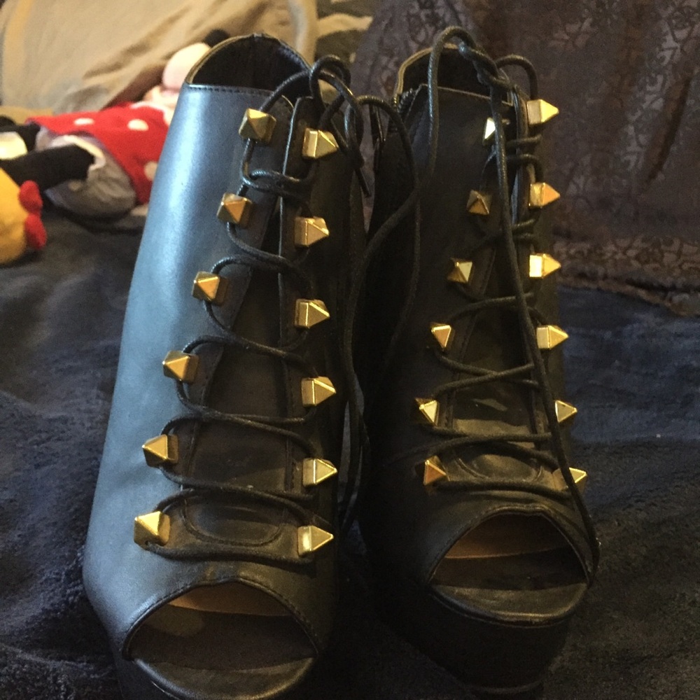Very high heels studded booties